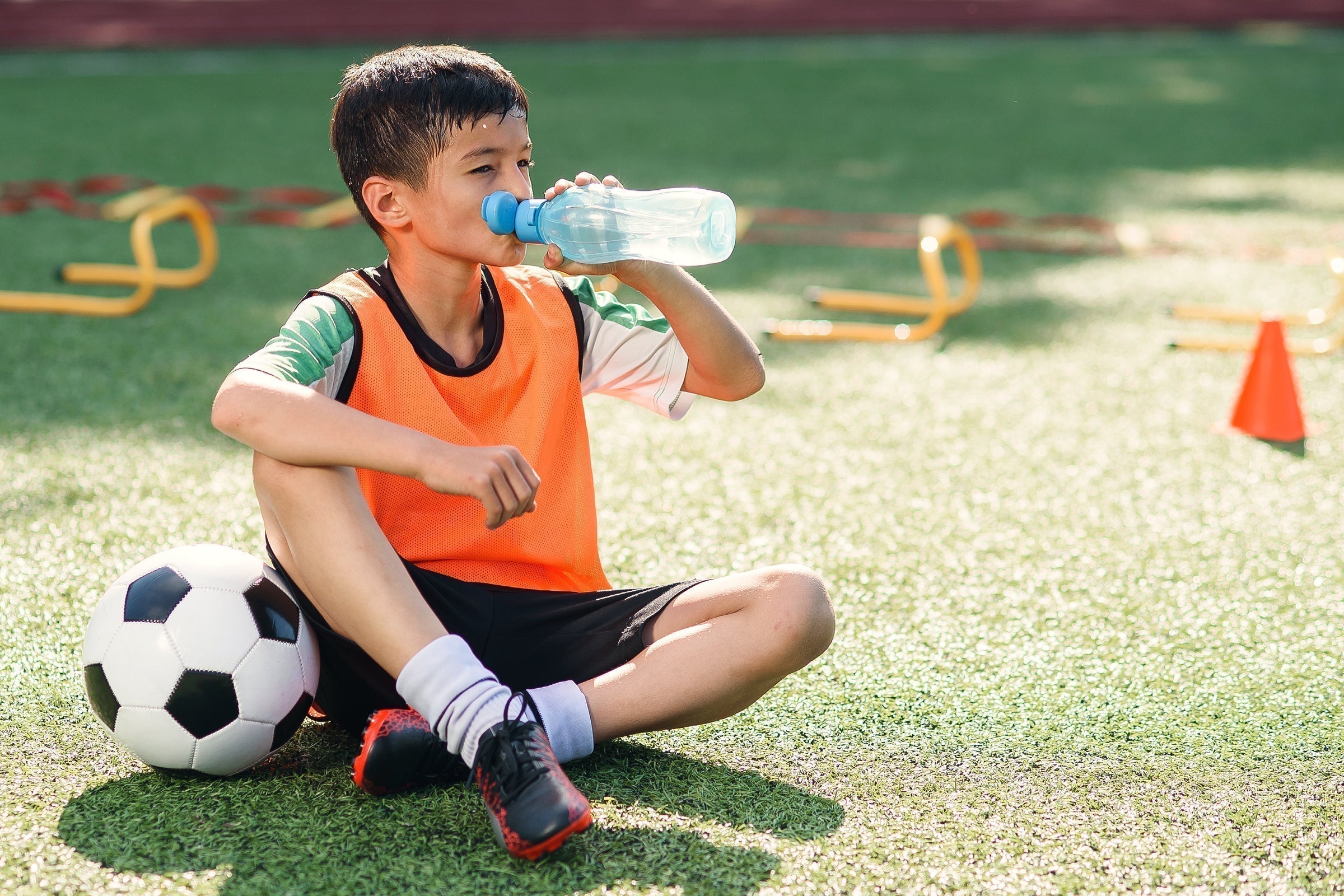 Guía Rápida para Mantener a tus Hijos Hidratados Durante el Día